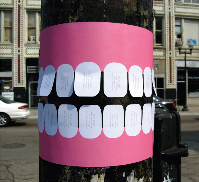 Bele papirne otkidajuće kartice na ružičastim trakama - reklamiranje firme Smile