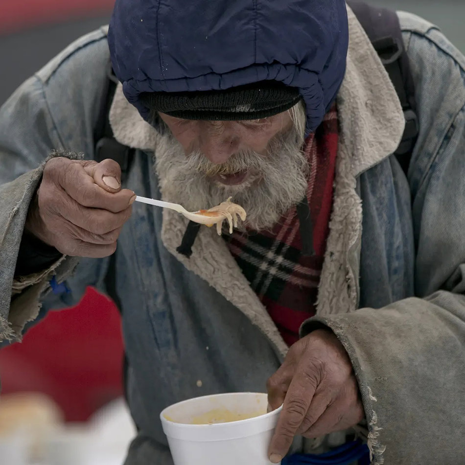 Beskućnik jede obrok iz narodne kuhinje