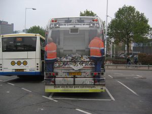 Bus na parkingu sa zadnjim delom kao kamionom za smece - reklamiranje SNS