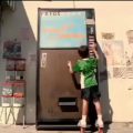 Dečak na automatu kupuje gazirane limenke: reklamiranje PepsiCo firme