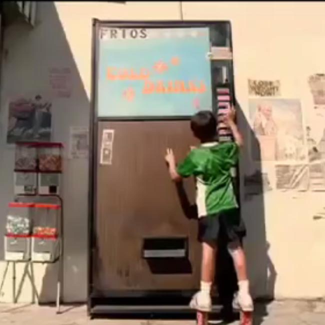 Read more about the article Dečak kupuje na automatu Cola-u zbog Pepsi-a: reklamiranje firme Pepsi i proizvoda soka u limenci