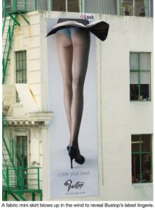 Dignut lepršavi minić otkriva gaćice na Bustop plakatu - reklamiranje firme