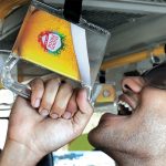 Drška za šaku na plafonu busa krigla piva: kako reklamirati firmu SABMiller i proizvod Indus Pride - slicica