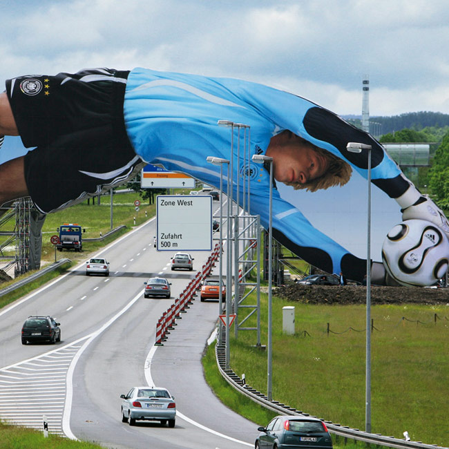 Golman Kahn skače preko autoputa reklamiranje Adidas opreme: sličica