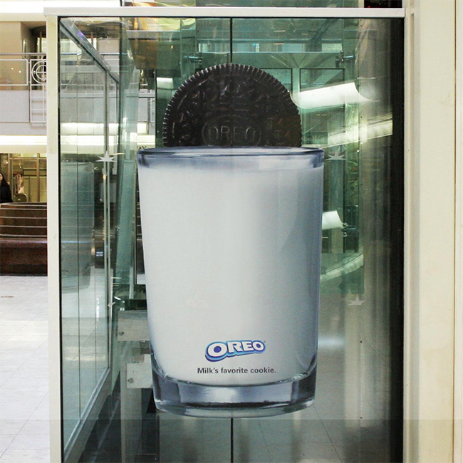 Kolačić na kabini umače u čašu mleka u podnožju lifta: kako reklamirati firmu Mondelez i proizvod Oreo - sličica