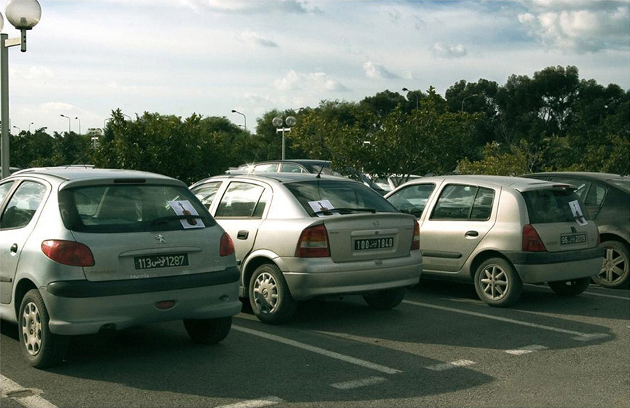 Letci na zadnjim staklima kola na parkingu - reklamiranje CMIJ