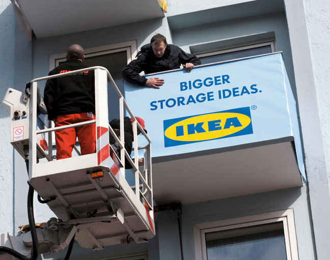 Oblepljivanje titanske fioke Ikea plakatom - reklamiranje firme