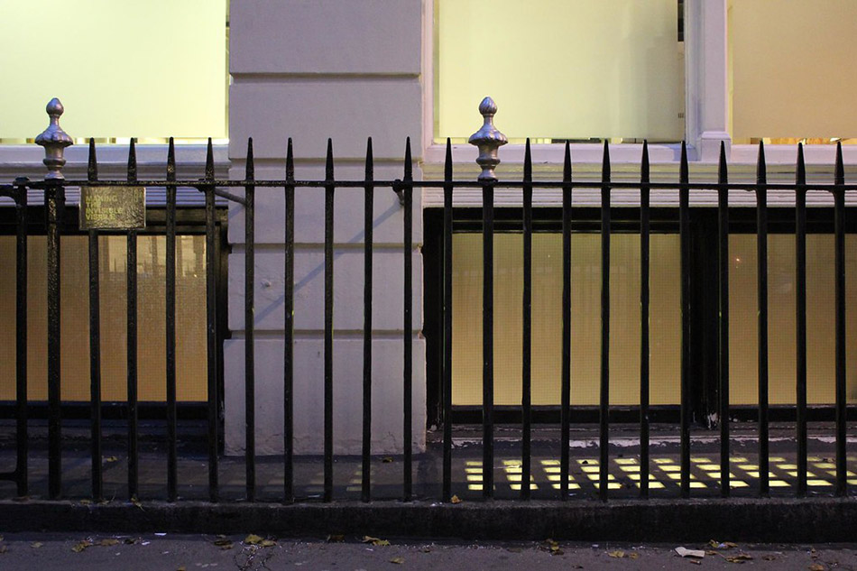 ograda-pod-pravim-uglom-bez-trojeve-fotografije - reklamiranje stranice web sajta amnesty.org.uk.fence