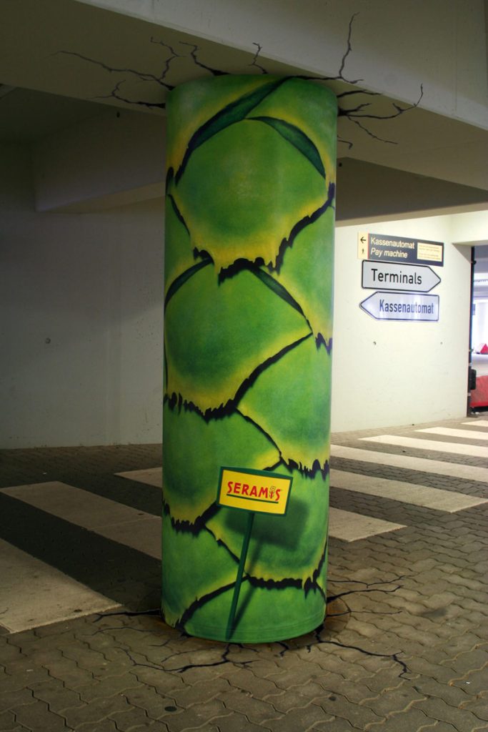 Orijaška rombasta palma kroz behaton i gredu garaže - reklamiranje firme Seramis