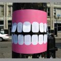 Otkidanje papirnih zuba sa bandere: kako reklamirati firmu zubarsku ordinaciju Smile i uslugu opravke - sličica