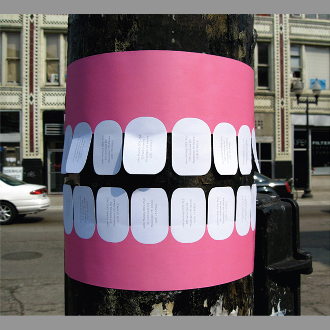 Read more about the article Otkidanje papirnih zuba sa bandere: kako reklamirati firmu zubarsku ordinaciju Smile i uslugu opravke