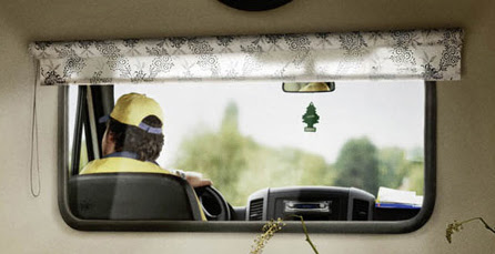Pendžer u kujni sa sedećim dasom za volanom - reklamiranje firme IKEA