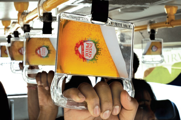 Putnici u busu nazdravljaju kriglama piva jedni drugima - reklamiranje firme SABMiller