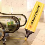 Reklamiranje firme Stabilo i proizvoda Boss: orijaški žuti tekst marker non-stop piše po eskalatoru - sličica