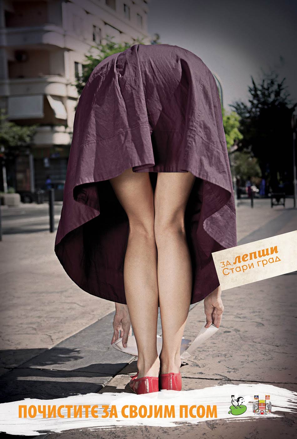 Sagnuta devojka u bordo suknji čisti: reklamiranje Starog grada Beograda