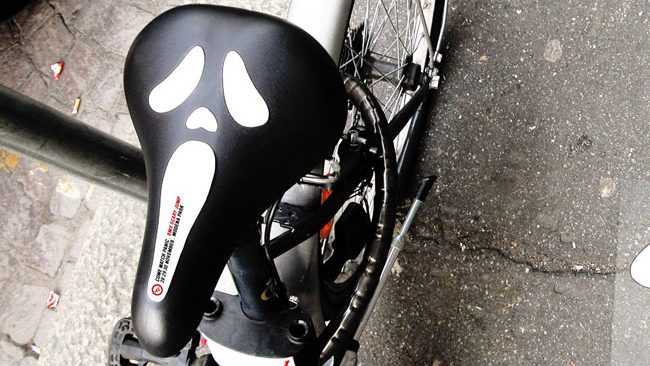 Sedište bicikla Ghostface uplašena karikatura: reklamiranje Strašnog Skoka i usluge Bmx takmičenja - sličica