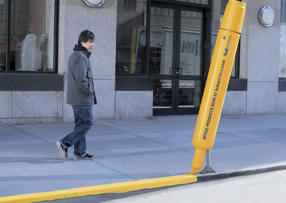 Šetajući trotoarom momak gleda u FedEx Kinko's žuti tekst marker - reklamiranje web sajta fedexkinkos com