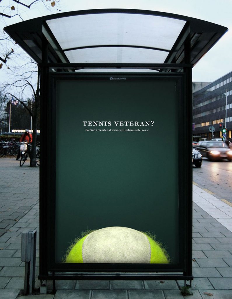 Sitilajt pano na buskoj stanici sa tekstom i veteranskom teniskom lopticom - reklamiranje internet sajta swedishtennisveterans