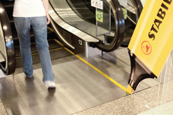 Vrh tekst hajlajtera ispisuje žutu liniju po stepenicama i poklopcu - reklamiranje firme Stabilo