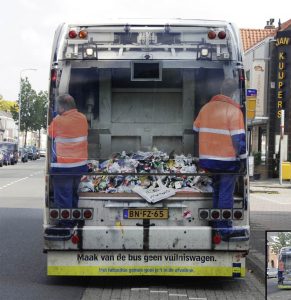 Zadnji deo busa kao kamion za smeće u saobracaju - reklamiranje SNS
