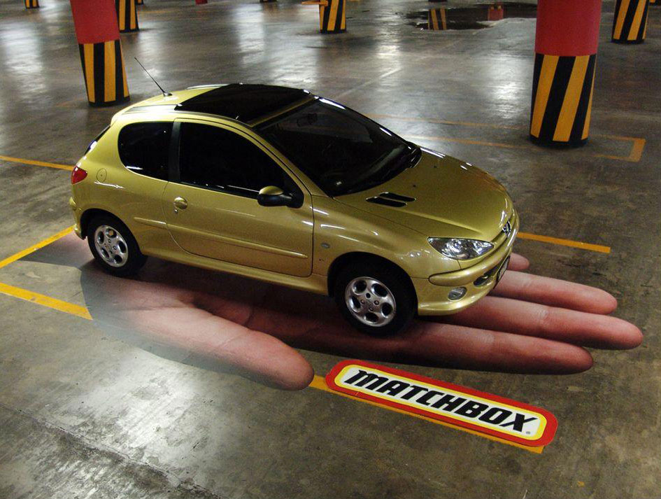 Zlatni Peugeot 206 na dlanu ogromne šake parking prostora - Mečboks reklamiranje