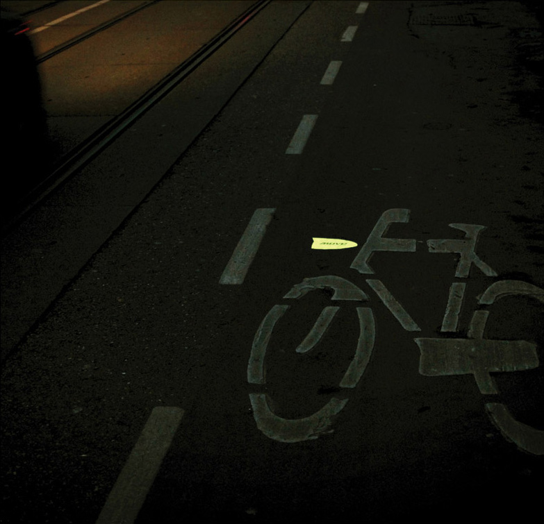 Znak bajka na stazi sa svelećom lampom - reklamiranje firme Move