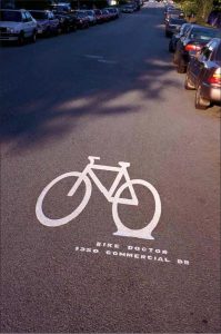 Saobraćajni znak ležećeg bajka reklamiranje firme Bikes on the drive