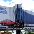 Zgužvani bilbord između auta i kamiona reklamiranje Colorado State Patrol-a